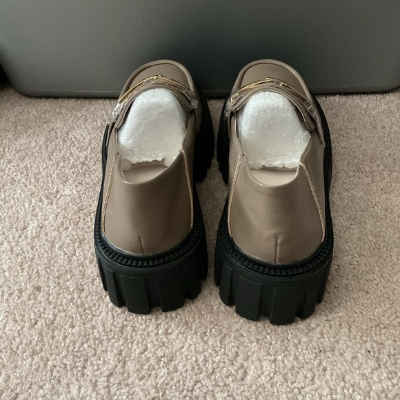 Stylish Loafers with Gold Accent - Picture 3 of 7